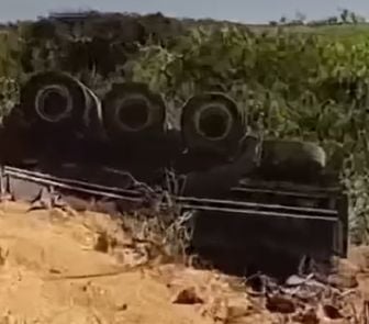 Imagem - Caminhão carregado de soja tomba na PA-150 e deixa trecho interditado entre Goianésia do Pará e Tailândia
