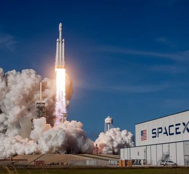 Imagem - Lixo espacial de foguete da SpaceX colide com a Lua e deixa cratera de 18 metros