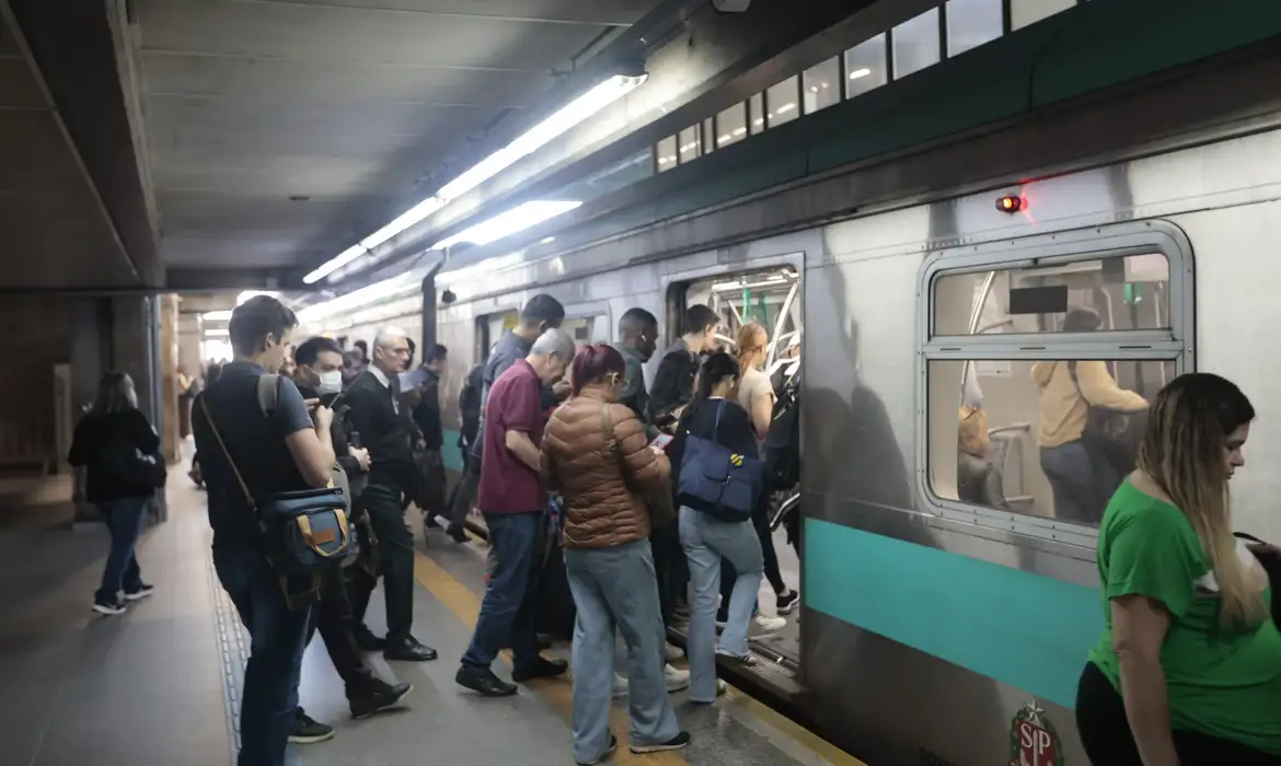 Greve dos trens da CPTM é suspensa após acordo sobre empregos de 4.600 metroviários