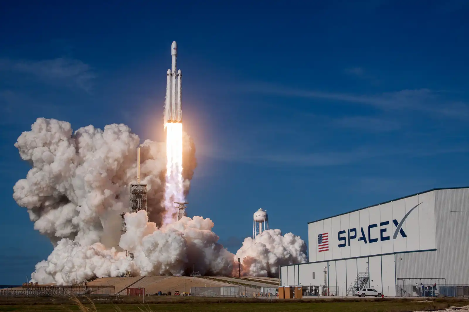 Lixo espacial de foguete da SpaceX colide com a Lua e deixa cratera de 18 metros
