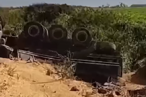 Imagem - Caminhão carregado de soja tomba na PA-150 e deixa trecho interditado entre Goianésia do Pará e Tailândia
