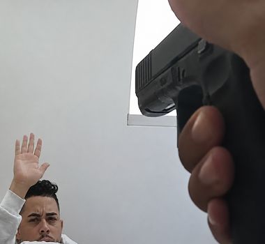 Imagem - Imagens inéditas de câmeras corporais de PM’s mostram jovem rendido antes de ser morto em SP