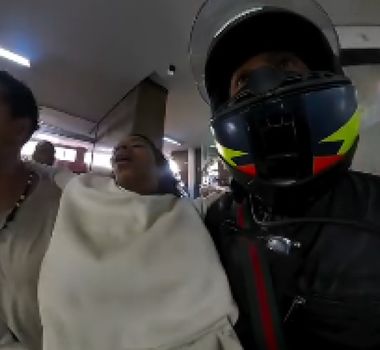 Imagem - Motoboys se unem e abrem caminho no trânsito para salvar mulher infartando em Belo Horizonte