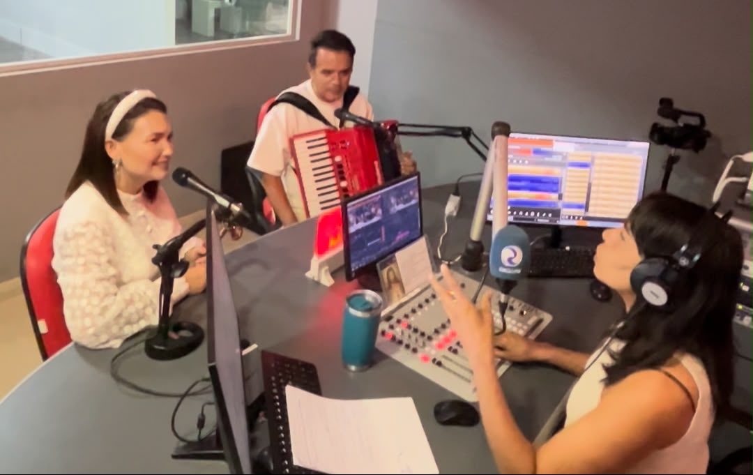 Ana Clara Rocha e Italo Poeta em entrevista à Rádio Roma FM.