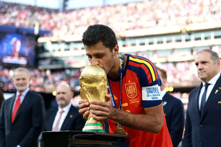 Barcelona dá 'chapéu' no Real Madrid pela contratação do volante Rodri, campeão do mundo com a Espanha na Copa de 2026 -