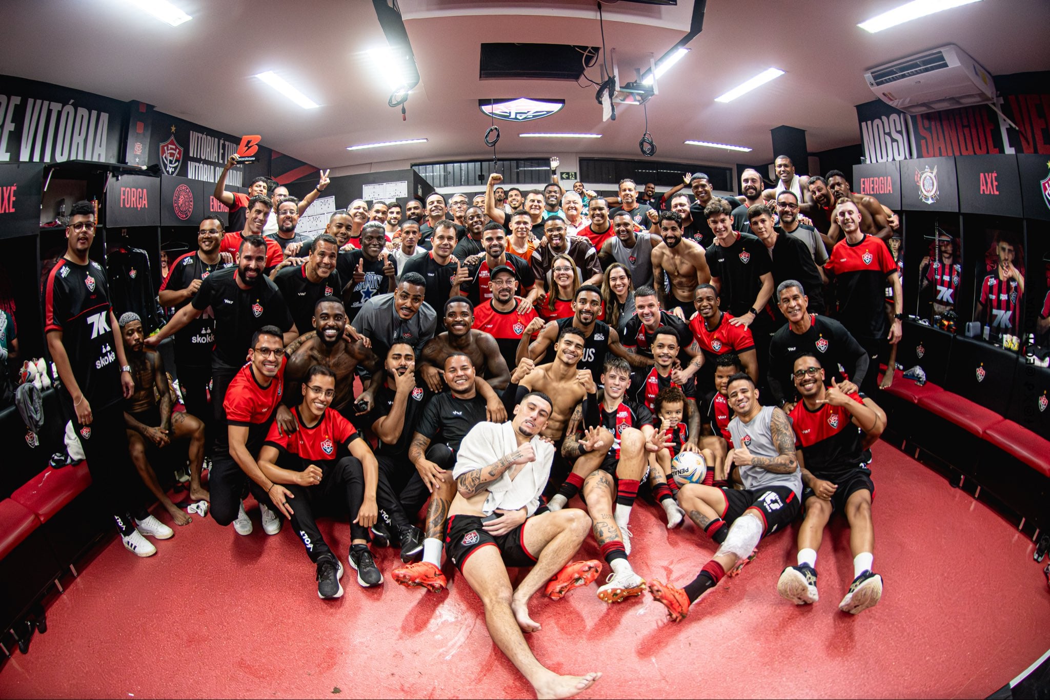 Elenco do Vitória comemora classificação na Copa do Brasil - 