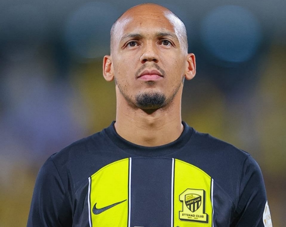 Fabinho com a camisa do Al-Ittihad