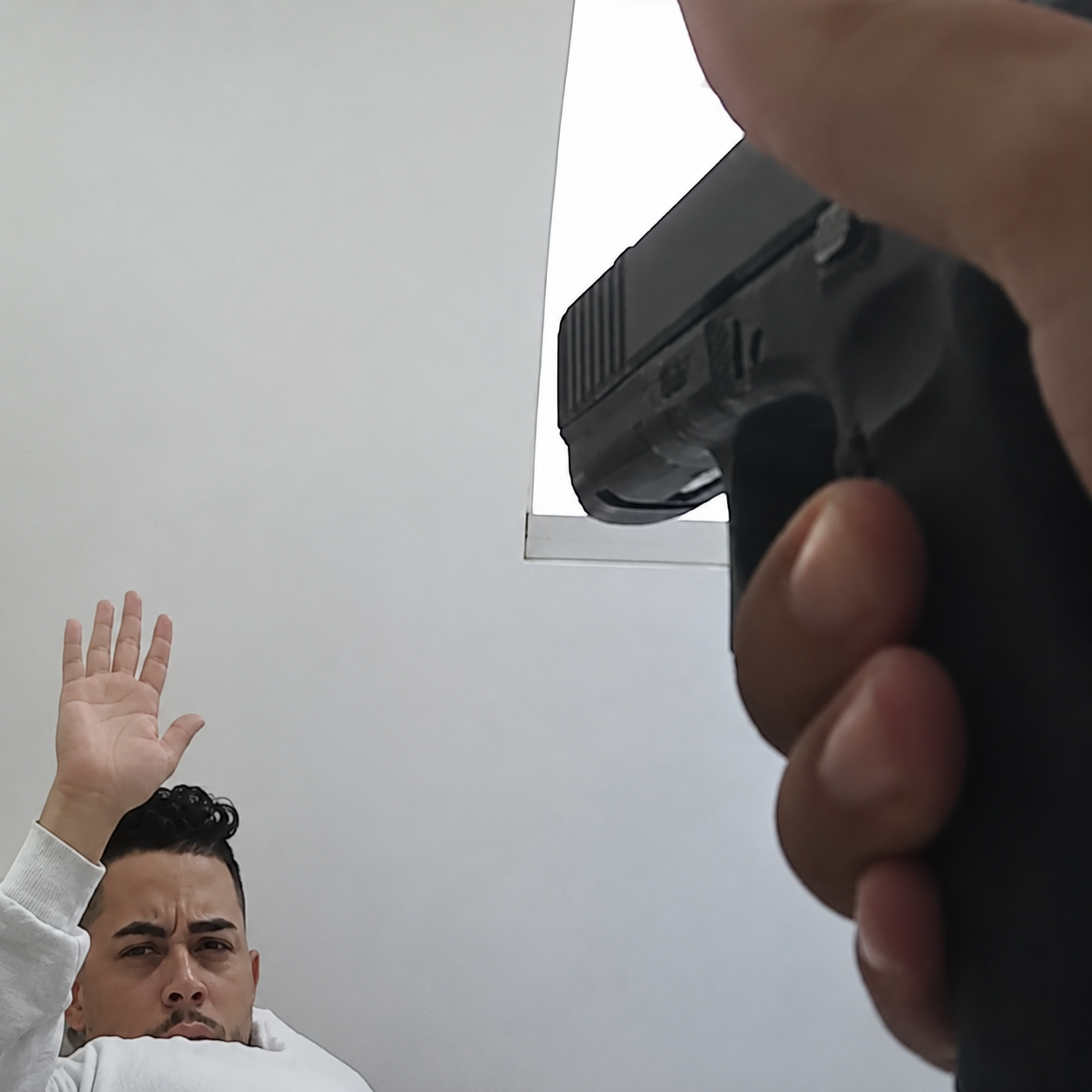 Imagens inéditas de câmeras corporais de PM’s mostram jovem rendido antes de ser morto em SP

