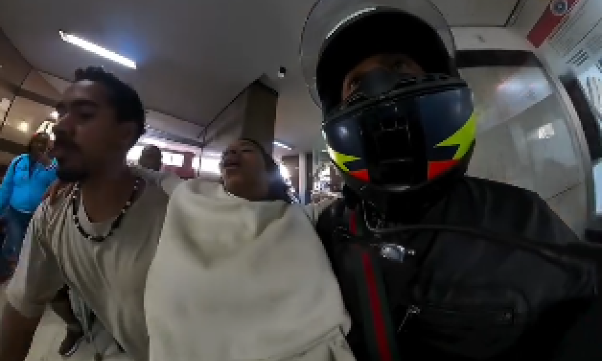 Motoboys se unem e abrem caminho no trânsito para salvar mulher infartando em Belo Horizonte