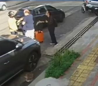 Imagem - Vídeo: Casal é assaltado por dupla armada enquanto embarcava em carro por aplicativo no Umarizal