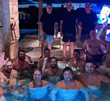 Imagem - PF encontra foto de parlamentares em piscina durante investigação sobre supostas fraudes no INSS