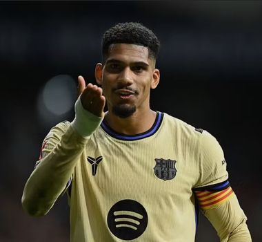 Imagem - Liverpool encaminha empréstimo de Ronald Araújo, do Barcelona