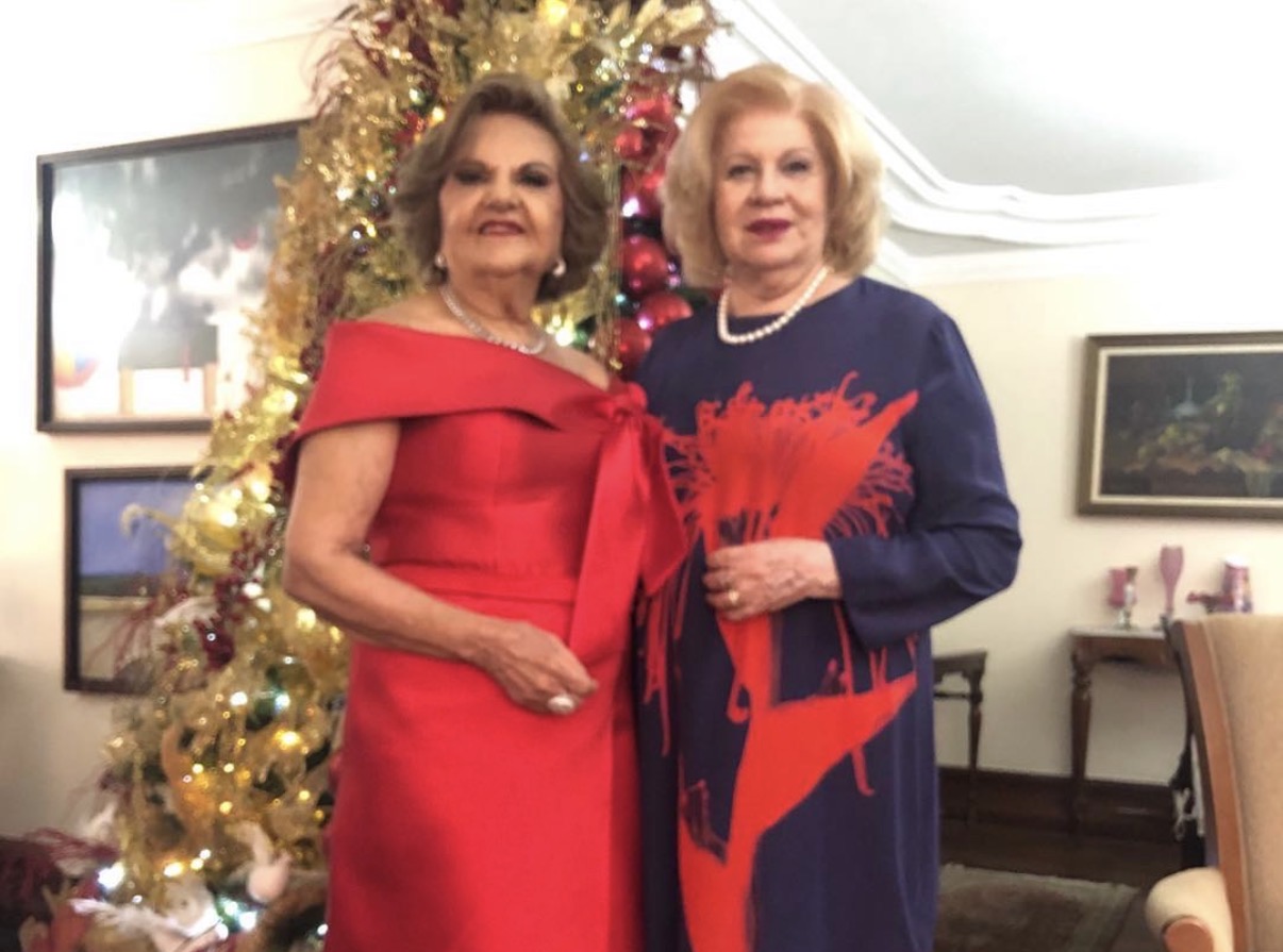 A amiga Célia Cavalcante, na foto com a amiga Cléa Farah, também contou mais um ano de vida. Por sinal, neste domingo, Cléa Farah recebe os amigos, em seu belíssimo apê, para o almoço dos papais. 