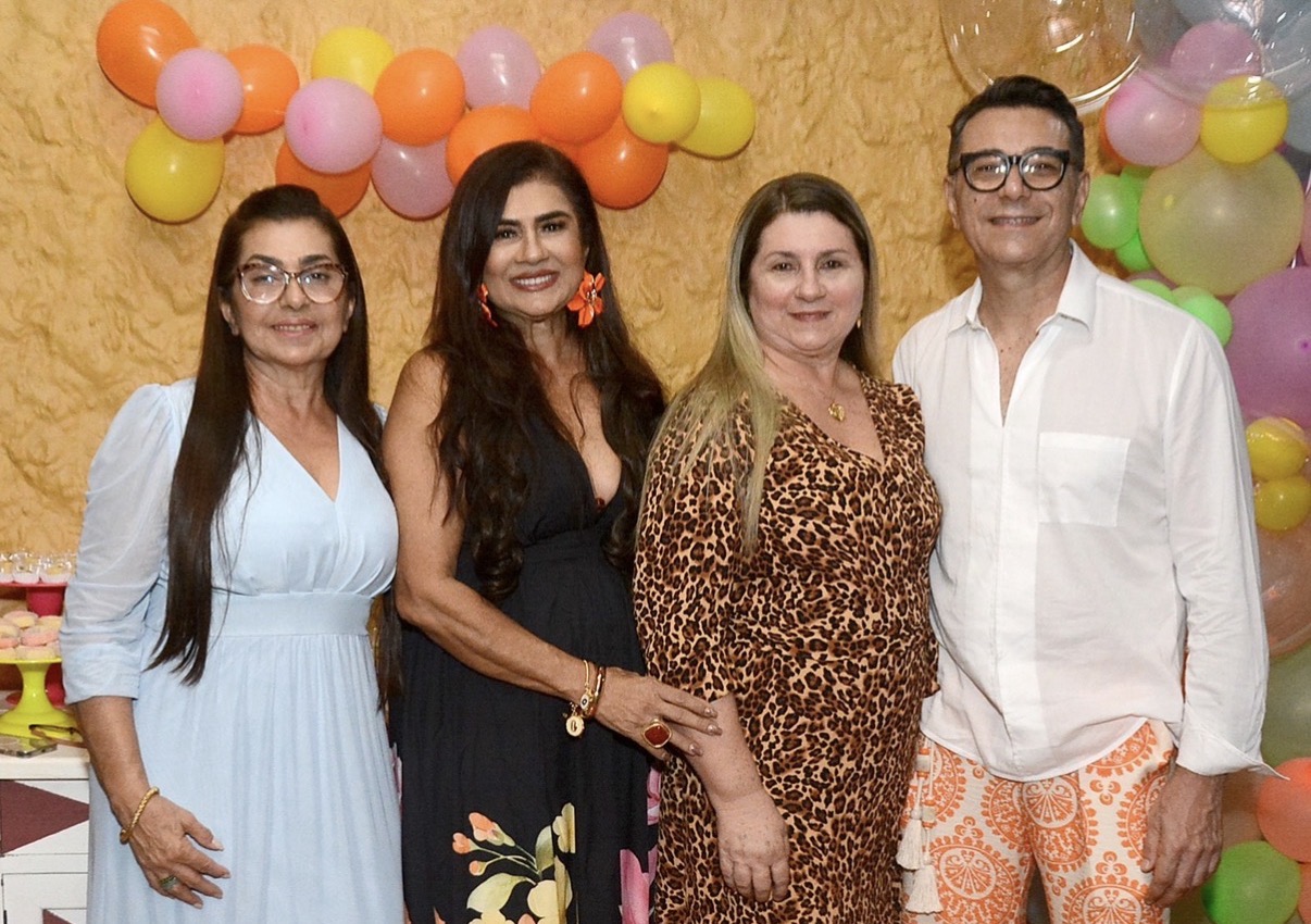 A aniversariante, Heli Lima, com os seus irmãos, Nina Brito, Margareth Brito e Carlos Brito 
