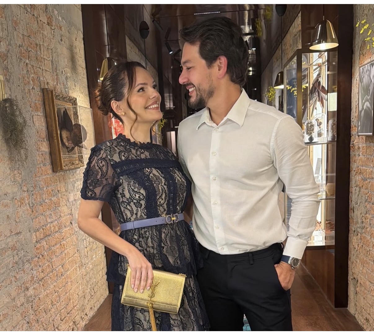 A dermatologista Samira Silveira e o marido, Bruno Santos de Souza, no Hotel Rosewood, para o jantar de boas-vindas, do evento Sob Medida, da Dolce & Gabbana