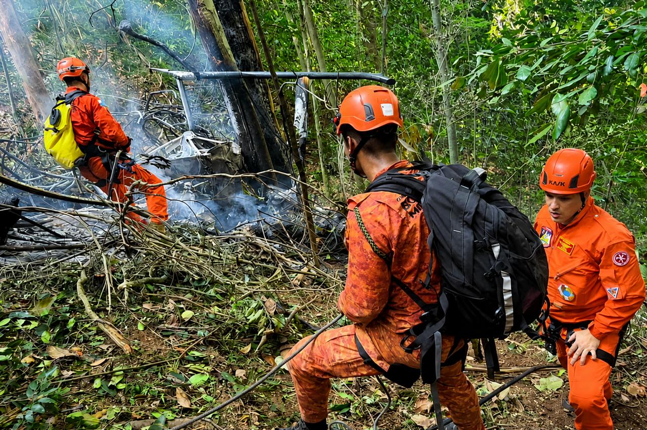 Corpo de bombeiros no local do acidente -