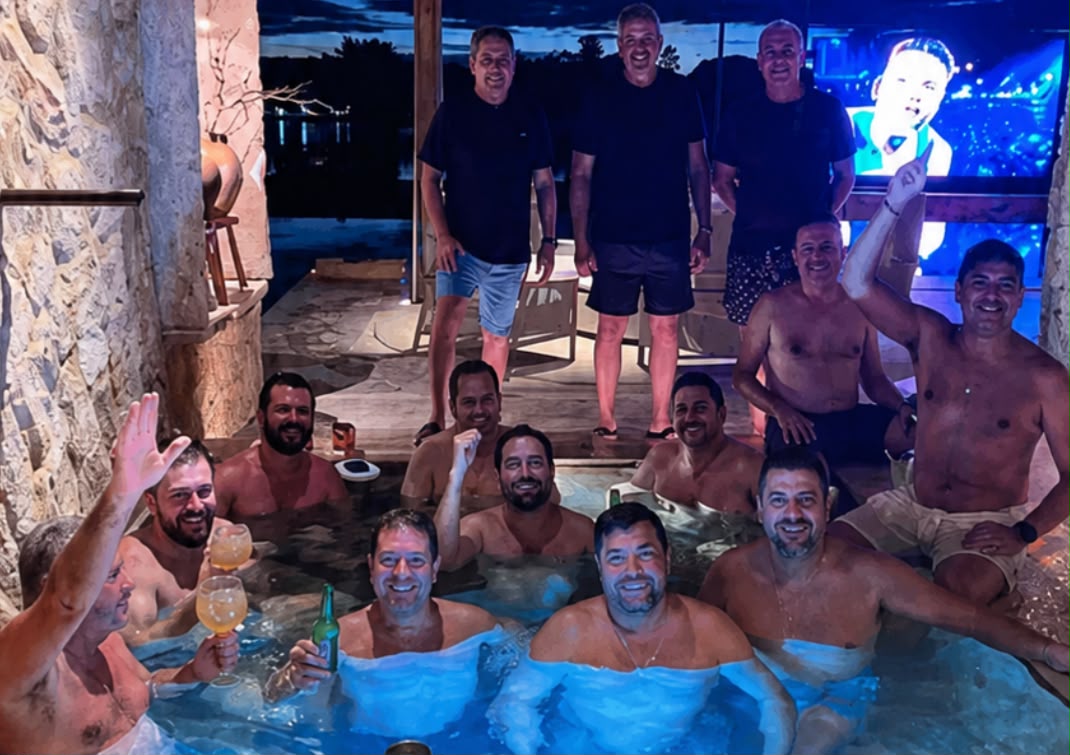 Parlamentares reunidos em piscina -