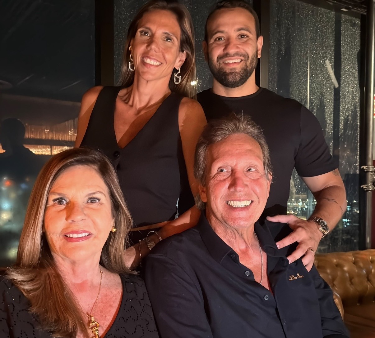 Quietinho e caladinho, o amigo Nani Souza festejou mais um ano de vida in family, com a sua Cynthia Souza, Palloma Souza e Lorran Arouck. Felicidades!