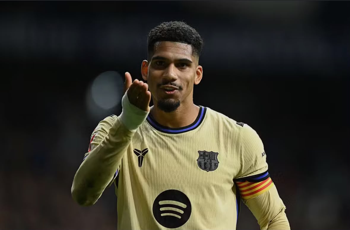 Ronald Araujo comemora gol pelo Barcelona contra o Oviedo -
