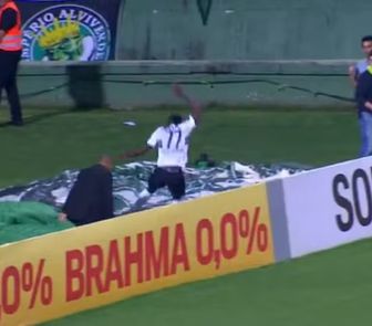 Imagem - Zagueiro do Coritiba cai em túnel ao comemorar gol contra a Chapecoense