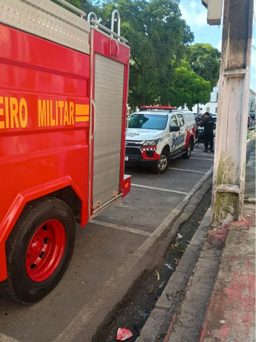 Corpo de Bombeiros e Polícia no local do ocorrido -