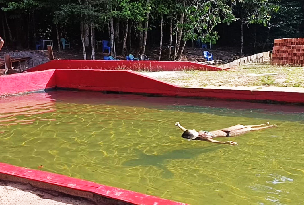 Igarapés com águas frias são boa opção para matar o calor neste verão