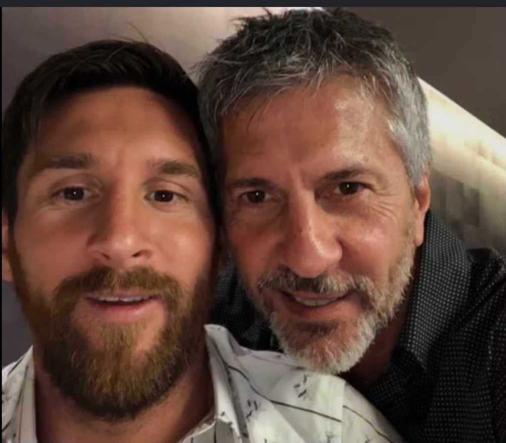 Lionel Messi ao lado de seu pai, Jorge Messi -