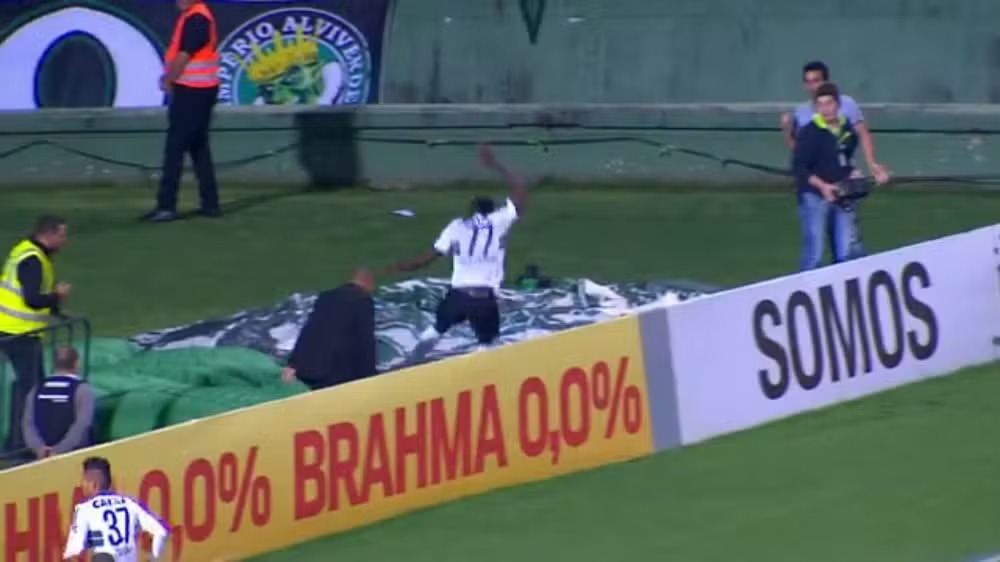 Zagueiro do Coxa caiu no túnel enquanto comemorava gol, que foi anulado - 