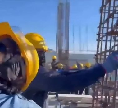 Imagem - Trabalhadores se agarram a prédio durante forte terremoto na Colômbia