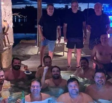 Imagem - Senador pede apuração de vazamento após foto em piscina