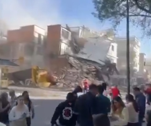 (A força do terremoto provocou danos em diferentes regiões, atingindo residências, hospitais, escolas, estradas e aeroportos.)