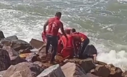 (Diante da situação, os bombeiros realizaram uma intervenção rápida e conseguiram retirar o homem da água com vida.)