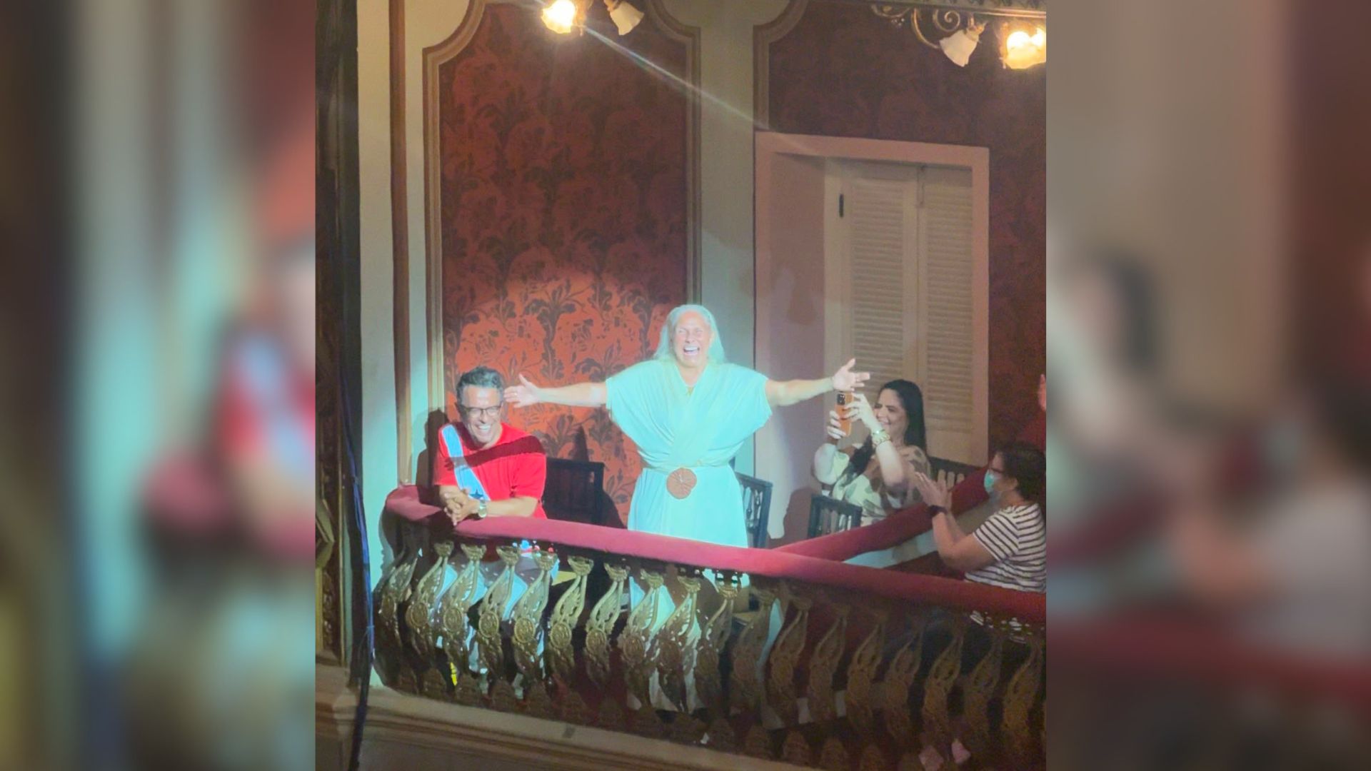 Imagem - Fafá de Belém é surpreendida com parabéns durante musical no Theatro da Paz