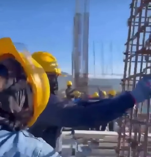Imagem - Trabalhadores se agarram a prédio durante forte terremoto na Colômbia
