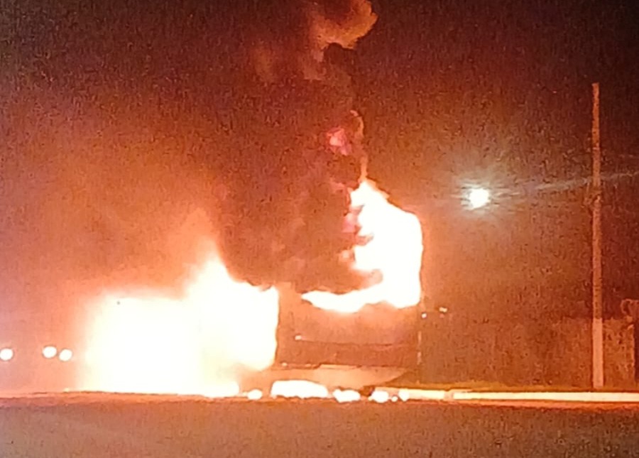 (O Corpo de Bombeiros foi acionado e atuou no local para controlar a situação.)