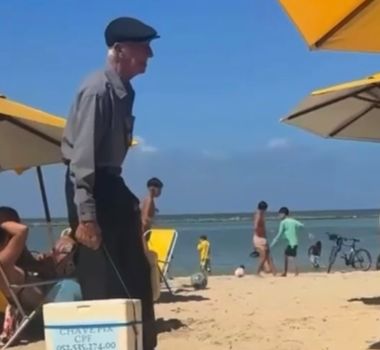 Imagem - Aos 85 anos, idoso vende pudim em praia de Olinda para pagar exames médicos particulares; assista
