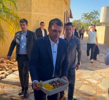 Imagem - Flávio Bolsonaro oferece ‘picanha’ à imprensa e critica Moraes por operação contra fonte
