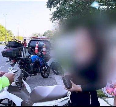 Imagem - Vídeo: Moto com placa irregular é apreendida após contradições de condutora em blitz em Belém