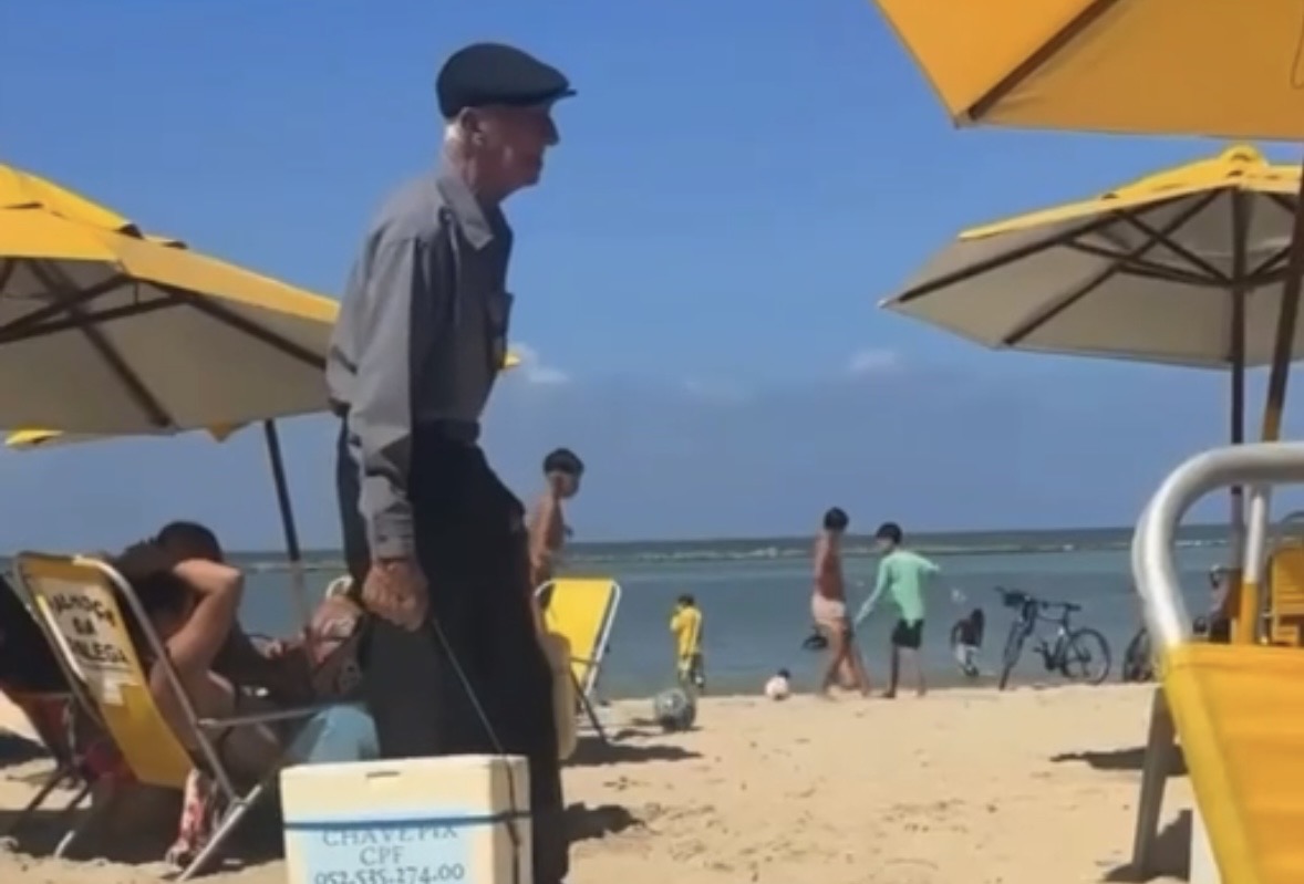 Aos 85 anos, idoso vende pudim em praia de Olinda para pagar exames médicos particulares; assista