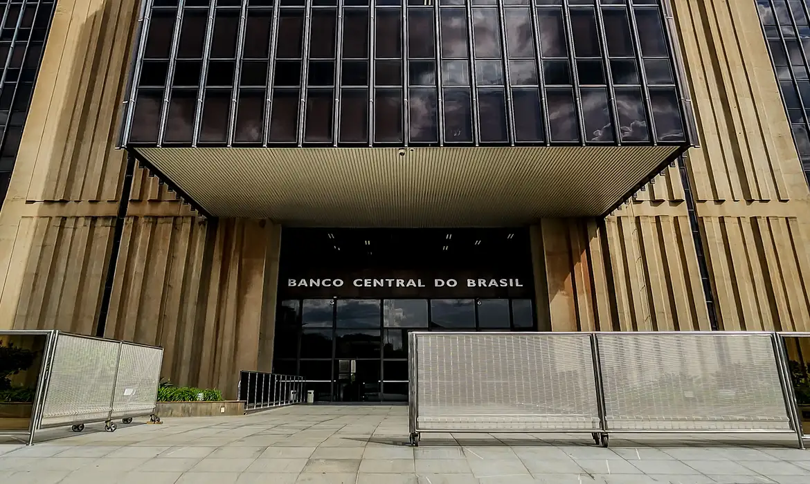 BC reduz taxa Selic para 14% ao ano, mas mantém alerta para inflação e cenário global instável

