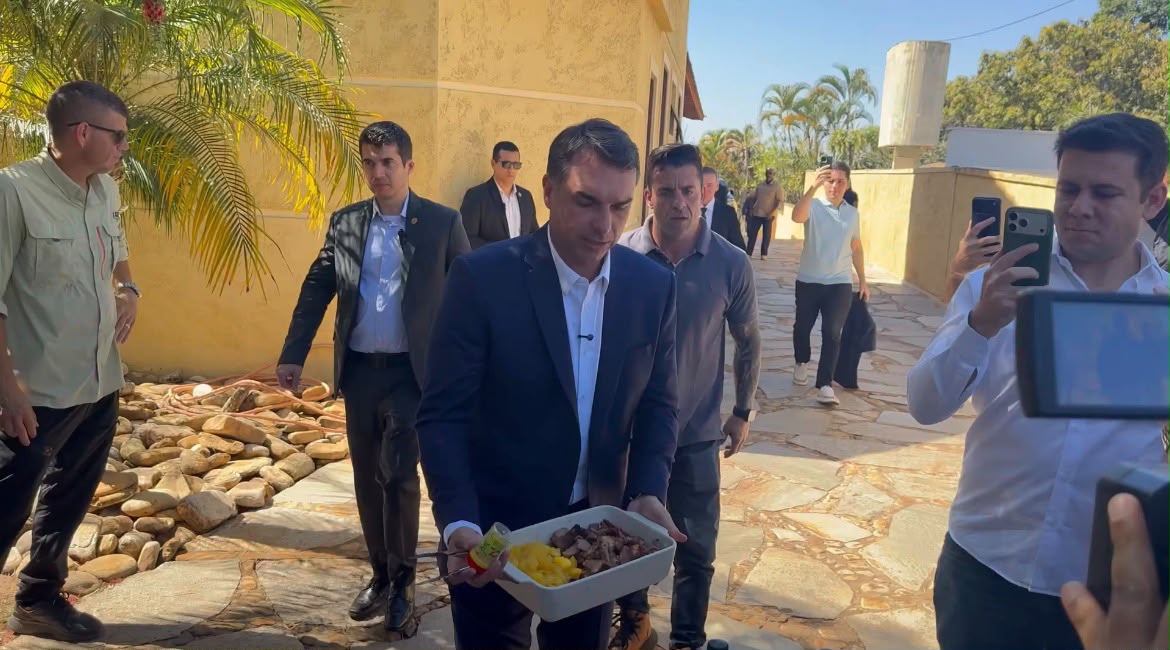 Flávio Bolsonaro oferece ‘picanha’ à imprensa.