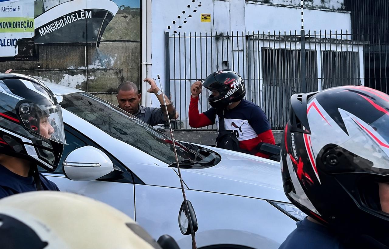 Momento da discussão entre o Motociclista e o Motorista do Carro -