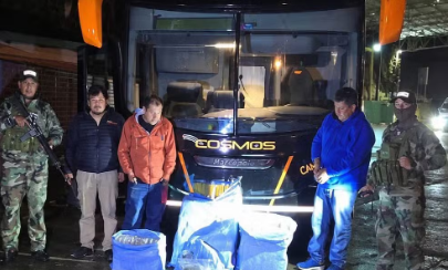 Segundo a empresa Buses Cosmos, responsável pelo ônibus, os motoristas foram presos e seriam os responsáveis pelo transporte da droga. 