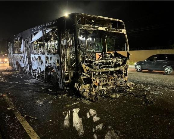 Video: ônibus da linha Pratinha–Presidente Vargas pega fogo na Arthur Bernardes, em Belém

