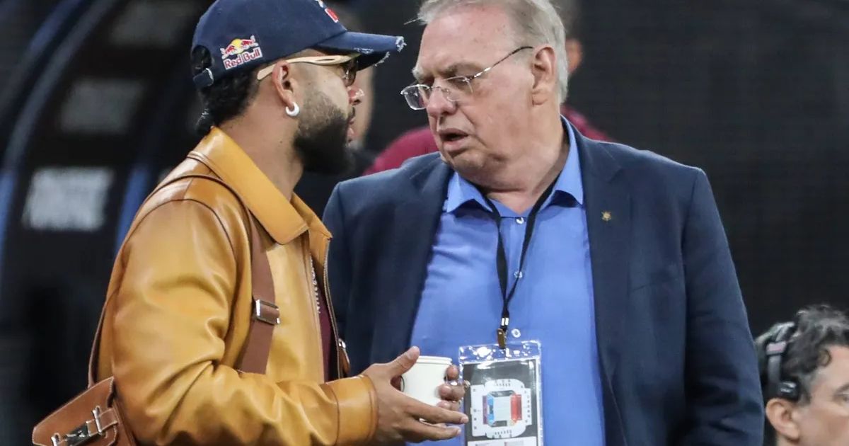Memphis Depay e Osmar Stabile em jogo do Corinthians -
