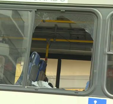 Imagem - Fonoaudióloga é baleada no pescoço dentro de ônibus durante tiroteio no RJ