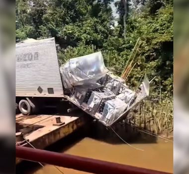 Imagem - Carreta tem carroceria rasgada durante travessia, no Amazonas