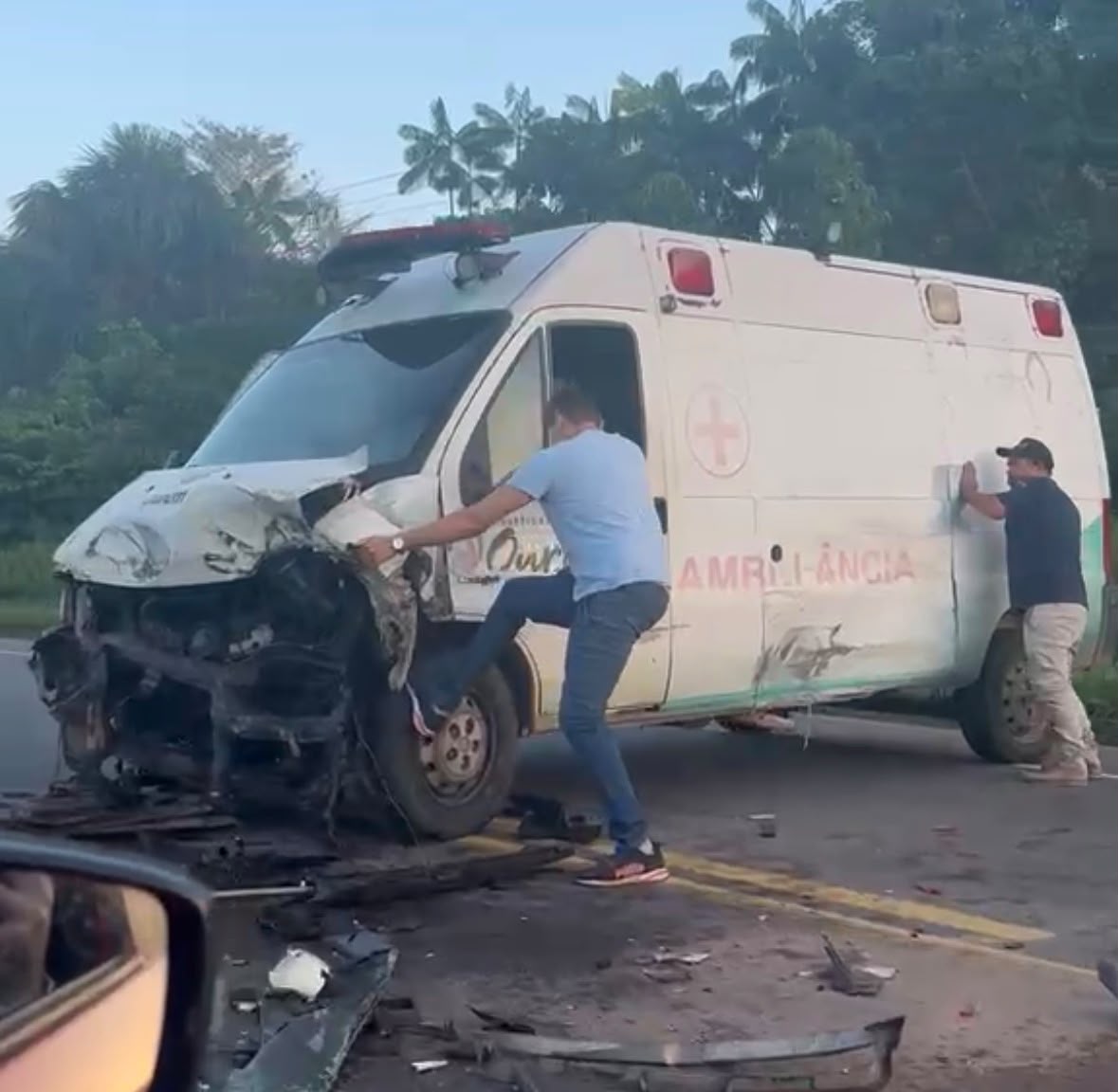 Ambulância de Ourém se envolve em acidente na BR-316, em Santa Maria do Pará