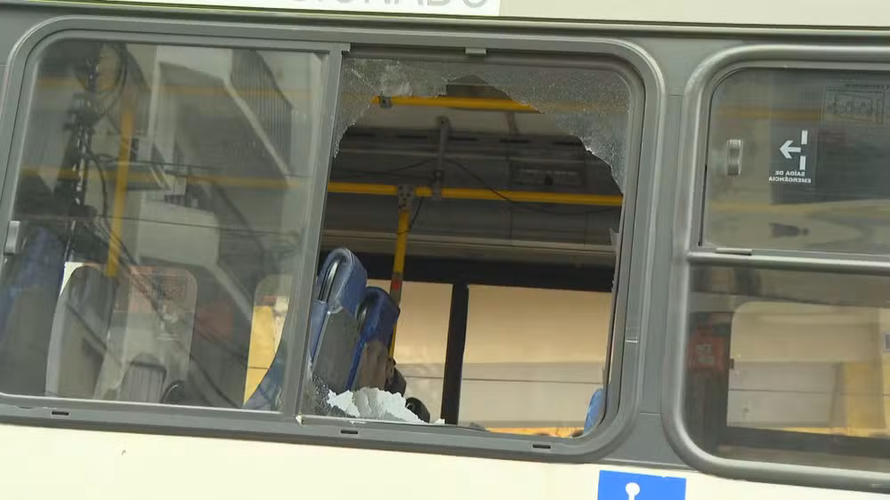 Fonoaudióloga de 53 anos, identificada como Aline de Siqueira Affonso, foi baleada dentro de um ônibus na manhã desta quarta-feira (12).