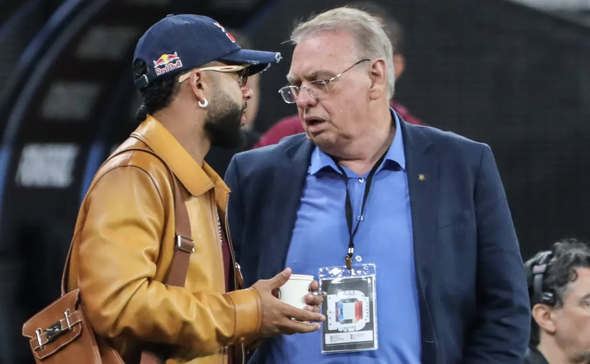 Memphis Depay e Osmar Stabile em jogo do Corinthians -